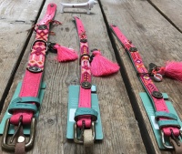 Roze halsband met steentjes